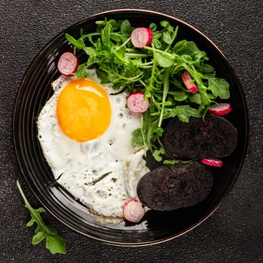 Yumurtalı puding, yumurta, sebze, roka porsiyon doğal ürün çerez lezzetli leziz gurme yemek arka planı masanın kırsal kesiminde fotokopi alanı
