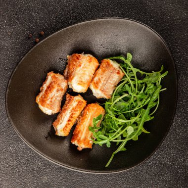 Kızarmış balık, kaya balığı, balık, somon balığı, deniz ürünleri, küçük benekli köpekbalığı, doğal ürün büyüklüğü, lezzetli çerez, lezzetli gurme yemek arka planı, kırsal üst görünüm, fotokopi alanı, pezeteryan diyeti.