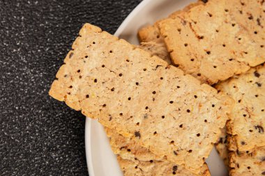 Kraker tam tahıllı sağlıklı yiyecekler buğday kurabiyeleri lezzetli çerezler taze lezzetli gurme yemek arkaplanı masanın kırsal kesiminde fotokopi alanı
