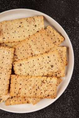 Kraker tam tahıllı sağlıklı yiyecekler buğday kurabiyeleri lezzetli çerezler taze lezzetli gurme yemek arkaplanı masanın kırsal kesiminde fotokopi alanı