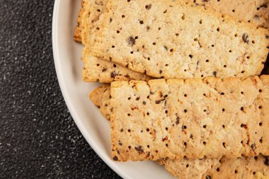 Kraker tam tahıllı sağlıklı yiyecekler buğday kurabiyeleri lezzetli çerezler taze lezzetli gurme yemek arkaplanı masanın kırsal kesiminde fotokopi alanı