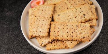 Kraker tam tahıllı sağlıklı yiyecekler buğday kurabiyeleri lezzetli çerezler taze lezzetli gurme yemek arkaplanı masanın kırsal kesiminde fotokopi alanı