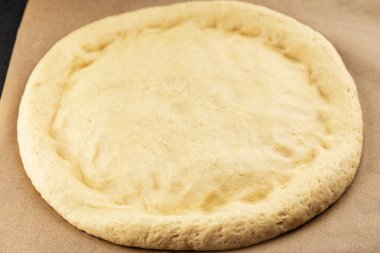Çiğ pizza hamuru pizza tabanı lezzetli çerez lezzetli gurme yemek arka planı masa rustik üst görünüm fotokopi alanı üzerinde