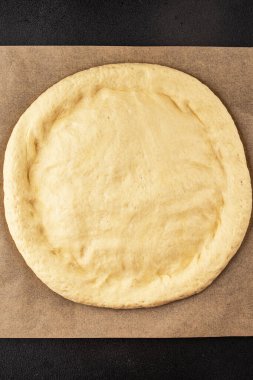 Çiğ pizza hamuru pizza tabanı lezzetli çerez lezzetli gurme yemek arka planı masa rustik üst görünüm fotokopi alanı üzerinde