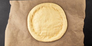 Çiğ pizza hamuru pizza tabanı lezzetli çerez lezzetli gurme yemek arka planı masa rustik üst görünüm fotokopi alanı üzerinde