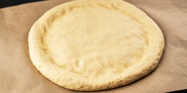 Çiğ pizza hamuru pizza tabanı lezzetli çerez lezzetli gurme yemek arka planı masa rustik üst görünüm fotokopi alanı üzerinde