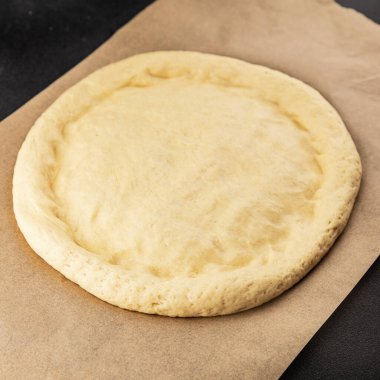 Çiğ pizza hamuru pizza tabanı lezzetli çerez lezzetli gurme yemek arka planı masa rustik üst görünüm fotokopi alanı üzerinde