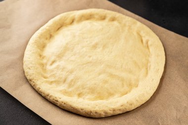 Çiğ pizza hamuru pizza tabanı lezzetli çerez lezzetli gurme yemek arka planı masa rustik üst görünüm fotokopi alanı üzerinde