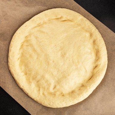 Çiğ pizza hamuru pizza tabanı lezzetli çerez lezzetli gurme yemek arka planı masa rustik üst görünüm fotokopi alanı üzerinde
