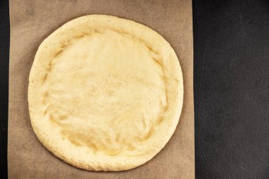 Çiğ pizza hamuru pizza tabanı lezzetli çerez lezzetli gurme yemek arka planı masa rustik üst görünüm fotokopi alanı üzerinde