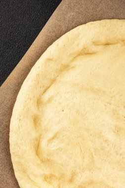 Çiğ pizza hamuru pizza tabanı lezzetli çerez lezzetli gurme yemek arka planı masa rustik üst görünüm fotokopi alanı üzerinde