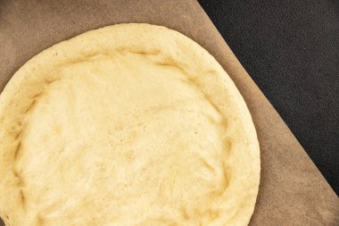 Çiğ pizza hamuru pizza tabanı lezzetli çerez lezzetli gurme yemek arka planı masa rustik üst görünüm fotokopi alanı üzerinde