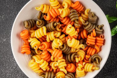 makarna trottole üç renkli makarna sarmalı bükülmüş İtalyan yemeği lezzetli çerez lezzetli gurme yemek arkaplan masa üzerinde rustik üst görünüm fotokopi alanı vegan ve vejetaryen gıda