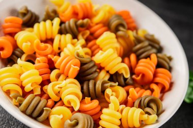 makarna trottole üç renkli makarna sarmalı bükülmüş İtalyan yemeği lezzetli çerez lezzetli gurme yemek arkaplan masa üzerinde rustik üst görünüm fotokopi alanı vegan ve vejetaryen gıda