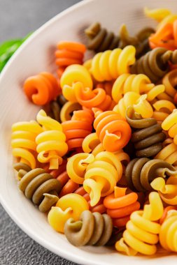 makarna trottole üç renkli makarna sarmalı bükülmüş İtalyan yemeği lezzetli çerez lezzetli gurme yemek arkaplan masa üzerinde rustik üst görünüm fotokopi alanı vegan ve vejetaryen gıda