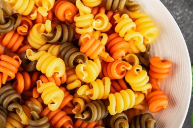 makarna trottole üç renkli makarna sarmalı bükülmüş İtalyan yemeği lezzetli çerez lezzetli gurme yemek arkaplan masa üzerinde rustik üst görünüm fotokopi alanı vegan ve vejetaryen gıda