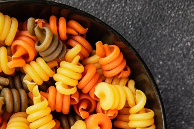 makarna trottole üç renkli makarna sarmalı bükülmüş İtalyan yemeği lezzetli çerez lezzetli gurme yemek arkaplan masa üzerinde rustik üst görünüm fotokopi alanı vegan ve vejetaryen gıda