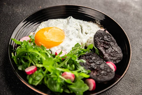 Yumurtalı puding, yumurta, sebze, roka porsiyon doğal ürün çerez lezzetli leziz gurme yemek arka planı masanın kırsal kesiminde fotokopi alanı