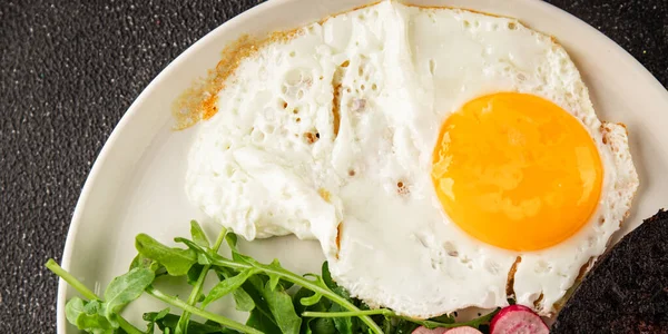 Yumurtalı puding, yumurta, sebze, roka porsiyon doğal ürün çerez lezzetli leziz gurme yemek arka planı masanın kırsal kesiminde fotokopi alanı