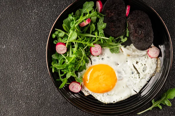 Yumurtalı puding, yumurta, sebze, roka porsiyon doğal ürün çerez lezzetli leziz gurme yemek arka planı masanın kırsal kesiminde fotokopi alanı
