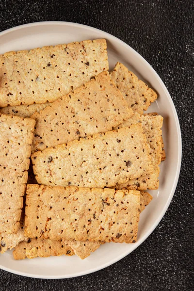 Kraker tam tahıllı sağlıklı yiyecekler buğday kurabiyeleri lezzetli çerezler taze lezzetli gurme yemek arkaplanı masanın kırsal kesiminde fotokopi alanı
