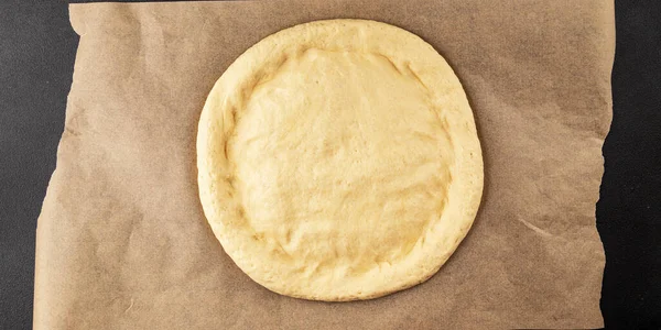 Çiğ pizza hamuru pizza tabanı lezzetli çerez lezzetli gurme yemek arka planı masa rustik üst görünüm fotokopi alanı üzerinde