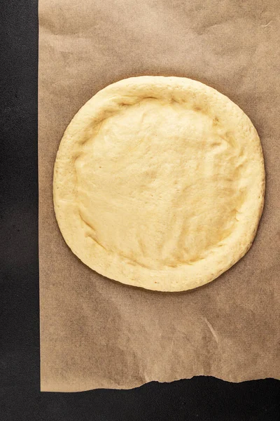 Çiğ pizza hamuru pizza tabanı lezzetli çerez lezzetli gurme yemek arka planı masa rustik üst görünüm fotokopi alanı üzerinde