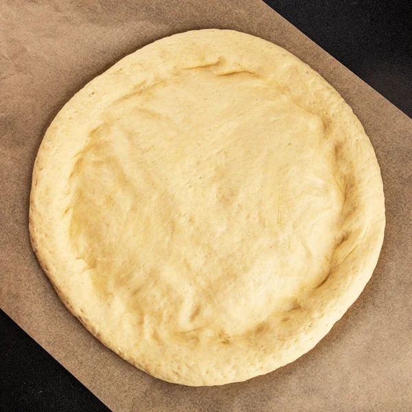 Çiğ pizza hamuru pizza tabanı lezzetli çerez lezzetli gurme yemek arka planı masa rustik üst görünüm fotokopi alanı üzerinde