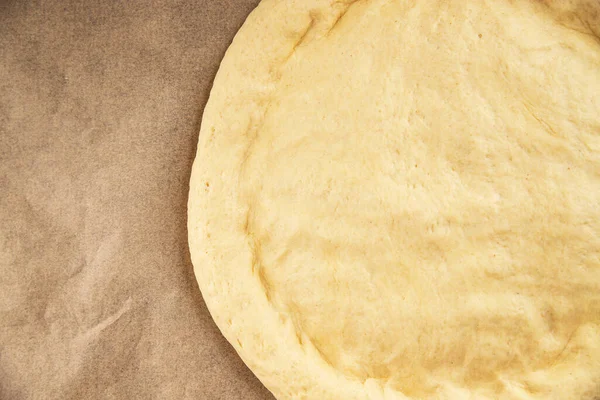 Çiğ pizza hamuru pizza tabanı lezzetli çerez lezzetli gurme yemek arka planı masa rustik üst görünüm fotokopi alanı üzerinde