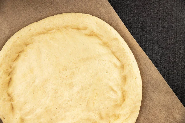 Çiğ pizza hamuru pizza tabanı lezzetli çerez lezzetli gurme yemek arka planı masa rustik üst görünüm fotokopi alanı üzerinde
