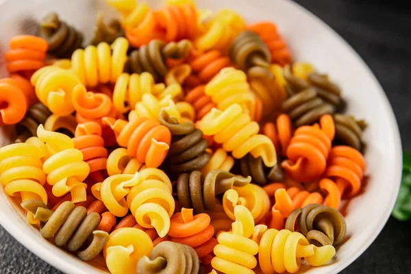 makarna trottole üç renkli makarna sarmalı bükülmüş İtalyan yemeği lezzetli çerez lezzetli gurme yemek arkaplan masa üzerinde rustik üst görünüm fotokopi alanı vegan ve vejetaryen gıda