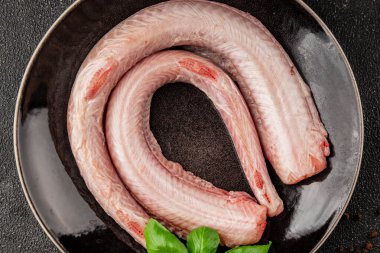 Çiğ kaya yılanbalığı balığı balığı, somon balığı, deniz ürünleri, küçük benekli kedi balığı, lezzetli çerez, lezzetli gurme yemek arka planı, masanın kırsal kesiminde, fotokopi alanı, pesseeter diyeti.