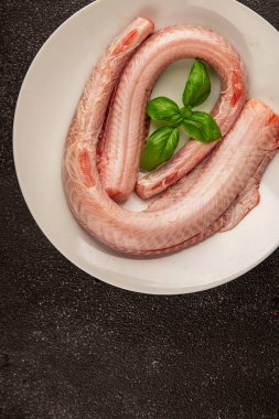 Çiğ kaya yılanbalığı balığı balığı, somon balığı, deniz ürünleri, küçük benekli kedi balığı, lezzetli çerez, lezzetli gurme yemek arka planı, masanın kırsal kesiminde, fotokopi alanı, pesseeter diyeti.