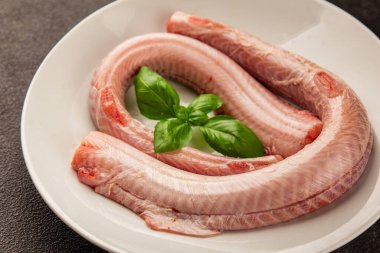 Çiğ kaya yılanbalığı balığı balığı, somon balığı, deniz ürünleri, küçük benekli kedi balığı, lezzetli çerez, lezzetli gurme yemek arka planı, masanın kırsal kesiminde, fotokopi alanı, pesseeter diyeti.