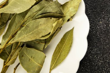 Laurel yaprağı kurutulmuş baharat porsiyonu. Doğal ürün. Lezzetli atıştırmalıklar.