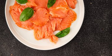 Tütsülenmiş somon balığı balığı porsiyon doğal ürün lezzetli çerez lezzetli gurme yemek arkaplan masa üzerinde rustik üst görünüm fotokopi alanı pesseeter diyet