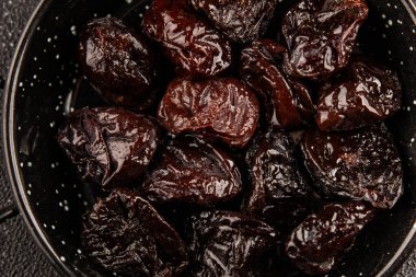 Erikler füme erik porsiyon doğal ürün lezzetli gurme yemek arkaplan masa üzerinde rustik üst görünüm fotokopi alanı keto ve paleo diyet vejetaryen ve vejetaryen gıda