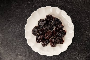 Erikler füme erik porsiyon doğal ürün lezzetli gurme yemek arkaplan masa üzerinde rustik üst görünüm fotokopi alanı keto ve paleo diyet vejetaryen ve vejetaryen gıda