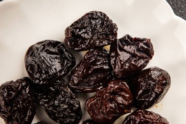 Erikler füme erik porsiyon doğal ürün lezzetli gurme yemek arkaplan masa üzerinde rustik üst görünüm fotokopi alanı keto ve paleo diyet vejetaryen ve vejetaryen gıda