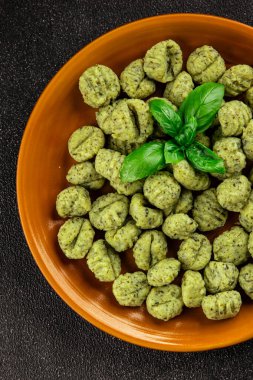 Gnocchi ıspanak, patates hamuru. İkinci tabak porsiyon. Doğal ürün.