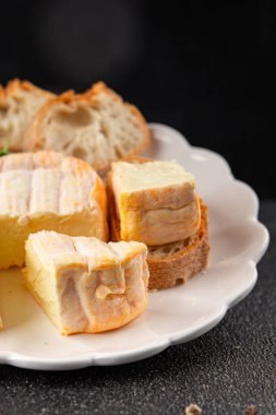 Yıkanmış kabuklu peynir portakal kabuklu yumuşak peynir Fransız peyniri lezzetli aperatif lezzetli gurme yemek arkaplanı masanın kırsal kesiminde fotokopi alanı.