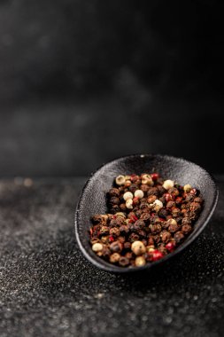 Biberli bezelye çeşnili baharatlar bezelye, beyaz, siyah, yeşil, pembe baharatlar lezzetli çerezler taze lezzetli gurme yemek arka planı masa üzerinde rustik üst görünüm kopyalama alanı