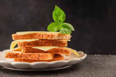 Sandviç, peynir, atıştırmalık taze lezzetli gurme yemek arkaplanı, masanın kırsal kesiminde fotokopi alanı.