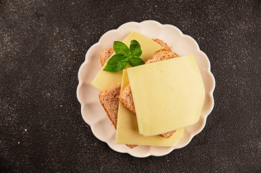 Sandviç, peynir, atıştırmalık taze lezzetli gurme yemek arkaplanı, masanın kırsal kesiminde fotokopi alanı.