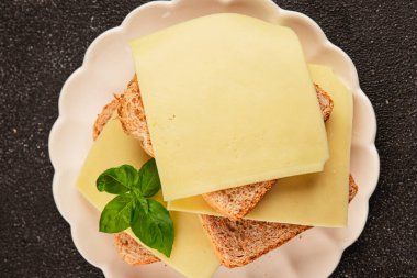 Sandviç, peynir, atıştırmalık taze lezzetli gurme yemek arkaplanı, masanın kırsal kesiminde fotokopi alanı.
