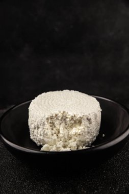 Süzme peynir mayalanmış süt ürünleri porsiyon doğal ürün lezzetli çerez lezzetli gurme yemek arkaplan masa üzerinde rustik üst görünüm fotokopi alanı keto ve paleo diyet