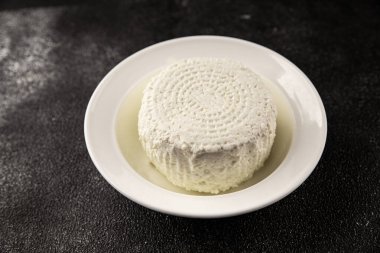 Süzme peynir mayalanmış süt ürünleri porsiyon doğal ürün lezzetli çerez lezzetli gurme yemek arkaplan masa üzerinde rustik üst görünüm fotokopi alanı keto ve paleo diyet