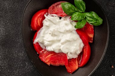 Salata strachatella ve domates porsiyonu. Doğal ürün. Lezzetli çerezler.