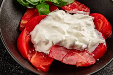 Salata strachatella ve domates porsiyonu. Doğal ürün. Lezzetli çerezler.