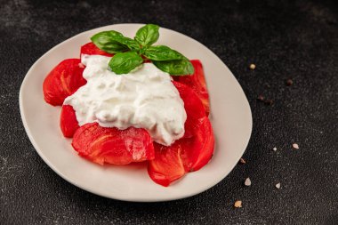 Salata strachatella ve domates porsiyonu. Doğal ürün. Lezzetli çerezler.